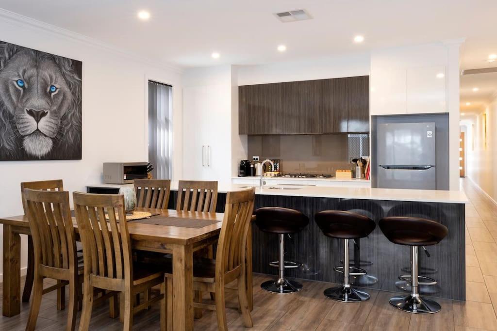 Luxury Home In Christies Beach With King Bed, Nbn, Netflix, 3Bed 2Bath Exterior foto